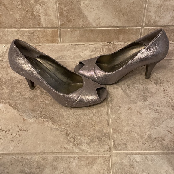 Kenneth Cole 7.5 silver distressed metallic peep toe pump. EUC - Picture 2 of 7